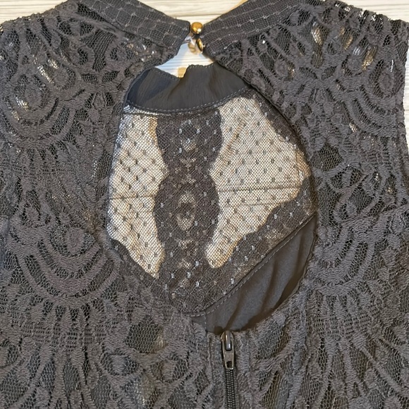 Exhilaration sleeveless romper, with lace - Picture 3 of 4